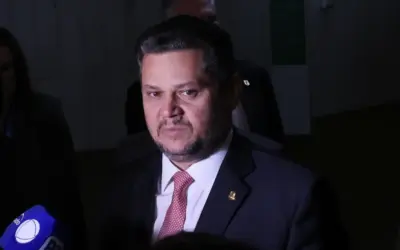 Alcolumbre sai em defesa de Jacques Wagner