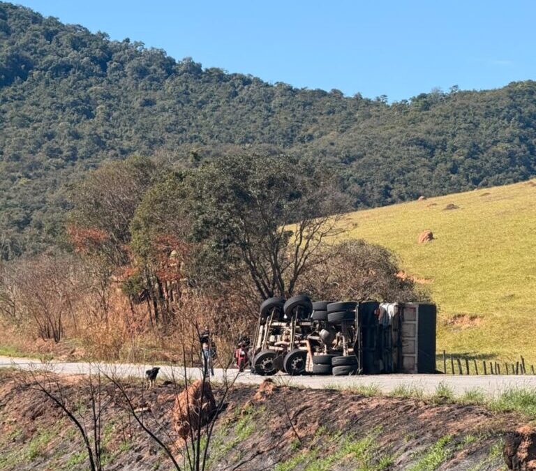 Caminhão tomba na MG-040 entre Crucilândia e Itaguara
