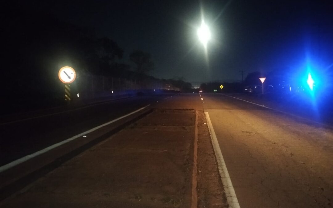 Jovem fica ferida ao cair da moto na MG-050, em Itaúna