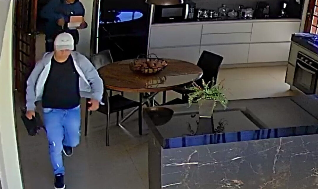 Vídeo: Polícia procura trio que furtou residência no Belvedere